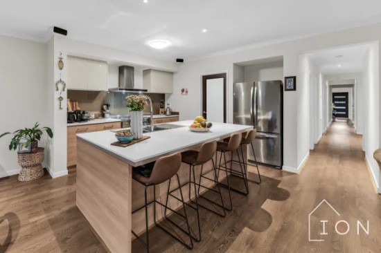 11 Gillingham Crescent, Clyde North, Vic 3978