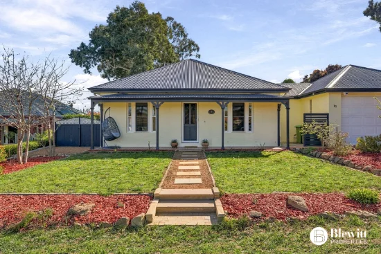 11 Halloran Drive, Jerrabomberra, NSW 2619