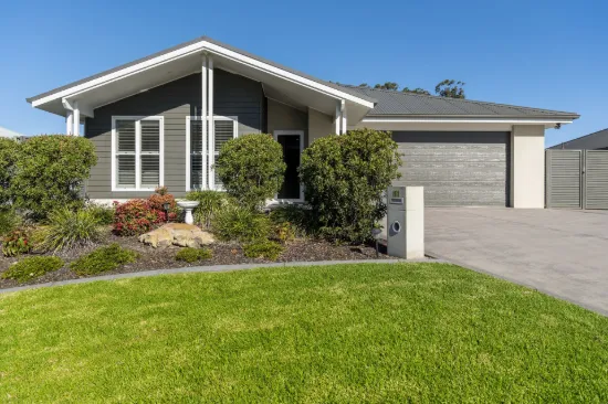 11 Iluka Crescent, Narrawallee, NSW 2539