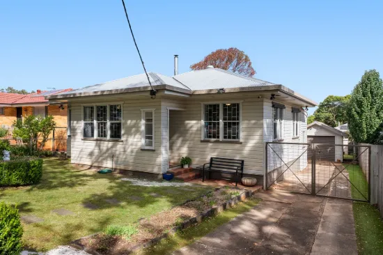 12 Collins Street, Mount Lofty, Qld 4350