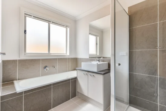 12 Falcon St, Armstrong Creek, Vic 3217