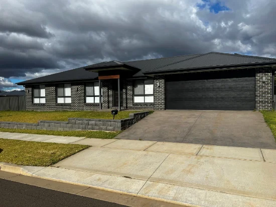 12 Lambrusco Way, Tamworth, NSW 2340