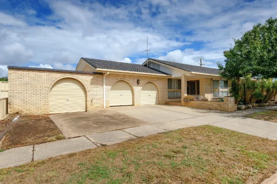 12 MAYFAIR DRIVE, Wodonga, Vic 3690