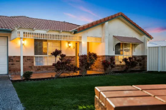 12 Queenscliff Court, Sandstone Point, Qld 4511