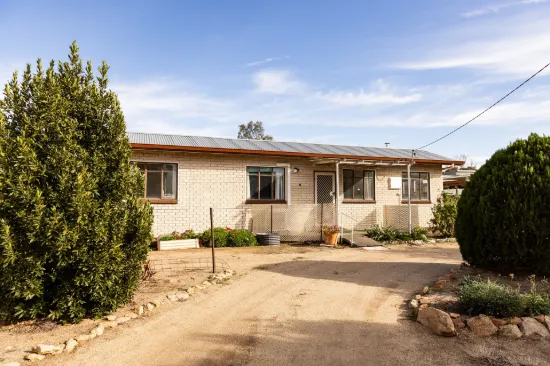 12 Railway Avenue, Merredin, WA 6415