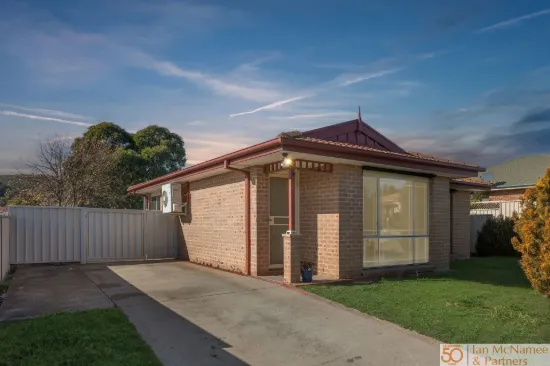 12 Thomas Royal Gardens, Queanbeyan, NSW 2620
