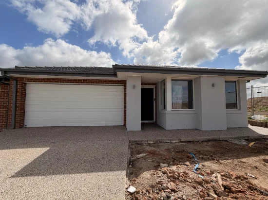 13 Kestrel Street, Clyde North, Vic 3978 - For Rent