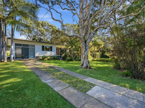 13 Lakeside Drive, Sapphire Beach, NSW 2450