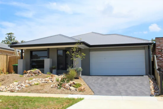 13 Peachtree Drive, Drouin, Vic 3818