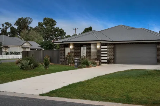 140 Read Street, Howlong, NSW 2643