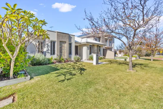 15 Leschenault Boulevard, Lake Coogee, WA 6166