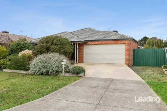 15 Melaleuca Boulevard, Romsey, Vic 3434
