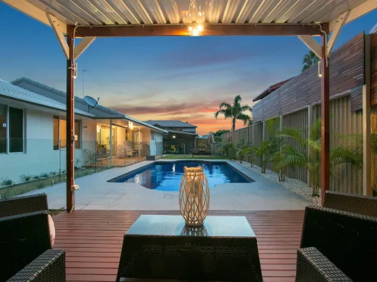 17 Dame Patti Avenue, Mermaid Waters, Qld 4218