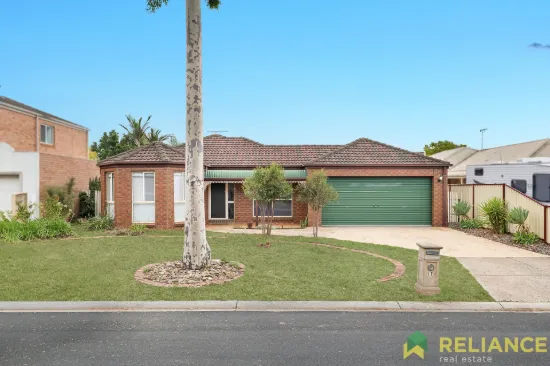 17 Glenbrook Gardens, Brookfield, Vic 3338