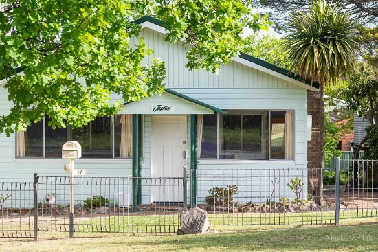 17 Laura Street, Hill Top, NSW 2575