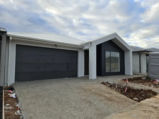 17 Nectarine Street, Thornhill Park, Vic 3335