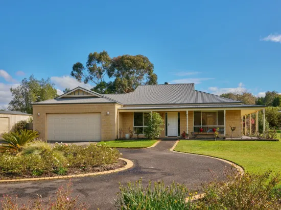 17 Nottingham Court, Drouin, Vic 3818