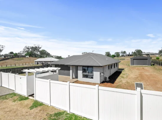 17 Sovereign Drive, Meringandan West, Qld 4352