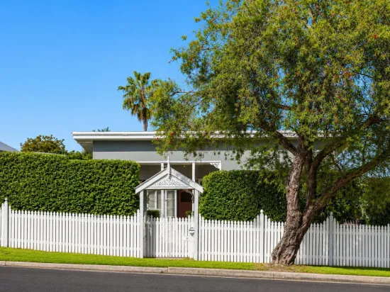 18 Bellevue Parade, Labrador, Qld 4215