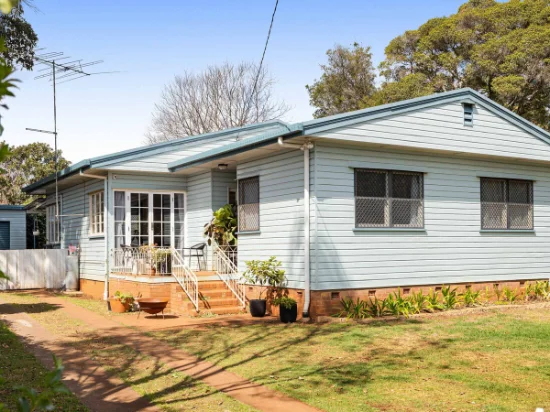 18 Curzon Street, Mount Lofty, Qld 4350