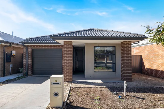 18 Distinctive Drive, Rockbank, Vic 3335