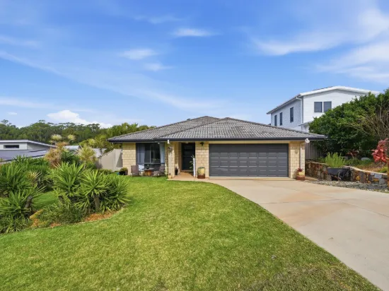 18 Tidal Crescent, Moonee Beach, NSW 2450