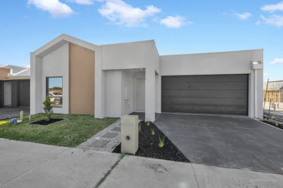 18 Tuition Drive, Clyde North, Vic 3978 - For Rent
