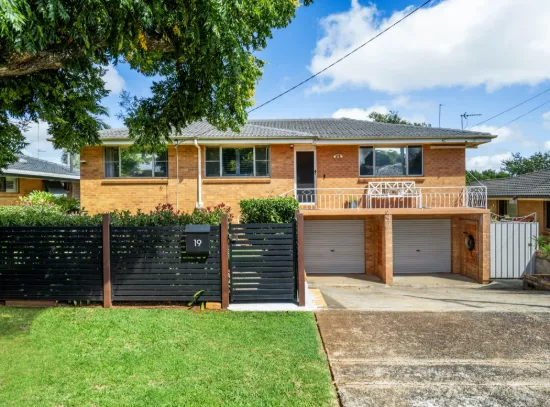 19 Farr Street, Kearneys Spring, Qld 4350