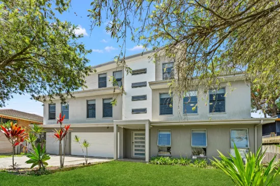 2/3 Fourth Avenue, Labrador, Qld 4215