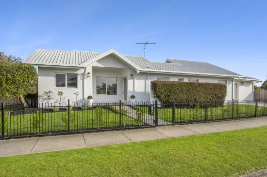 2/33 Glastonbury Drive, Highton, Vic 3216