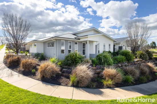 2/34 Ross Parkway, Gobbagombalin, NSW 2650