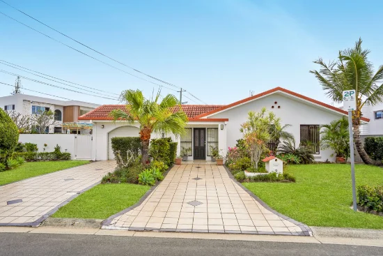 2 Chianti Avenue, Mermaid Waters, Qld 4218