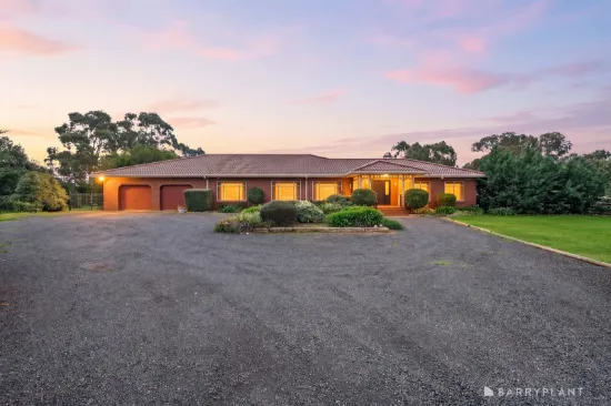 2 Croxton Drive, Kurunjang, Vic 3337