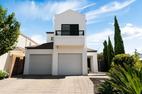 2 Nambucca Avenue, West Lakes Shore, SA 5020