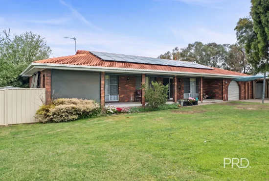 2 Pinaroo Drive, Glenfield Park, NSW 2650