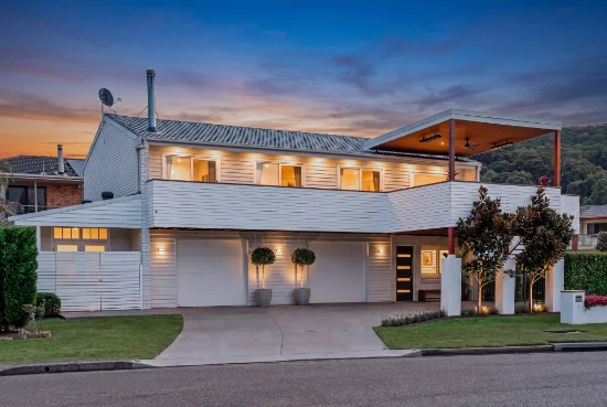 2 The Broadwaters, Tascott, NSW 2250