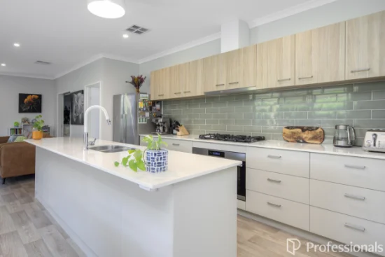 2 Winston Crescent, Viveash, WA 6056