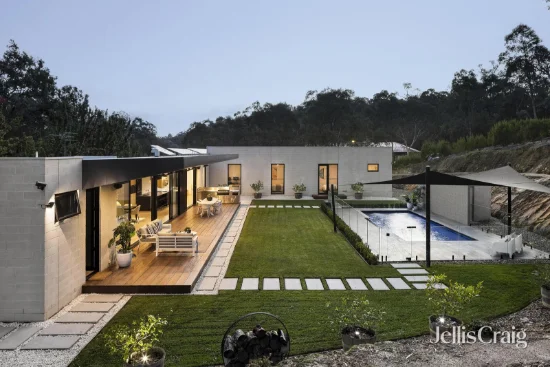 2 Woodlands Close, Park Orchards, Vic 3114