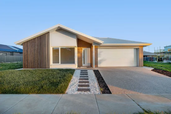 21 Carbery Wy, Lucas, Vic 3350