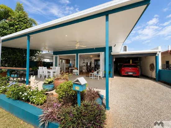 211 O'Shea Esplanade, Machans Beach, Qld 4878