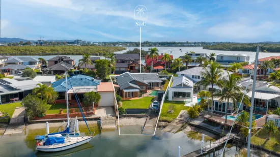 22 Hume Parade, Paradise Point, Qld 4216