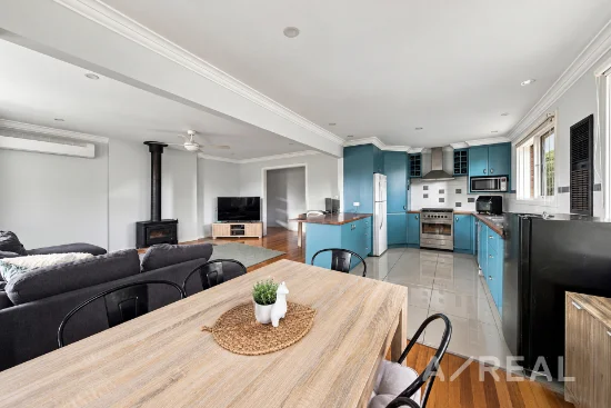 22 Landstrom Quadrant, Kilsyth, Vic 3137