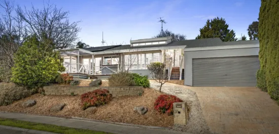 24 Balmoral Circuit, Eltham, Vic 3095