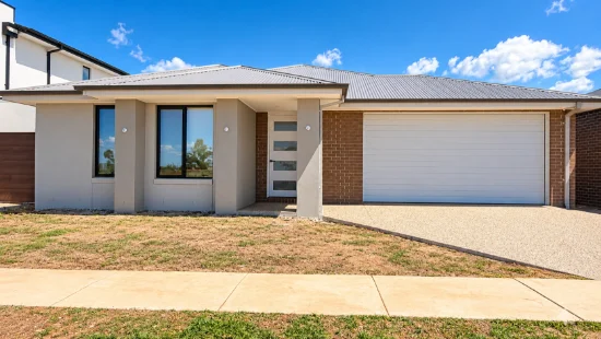 24 Blade Circuit, FRASER RISE VIC 3336 - For Rent