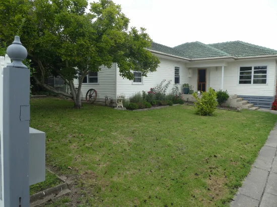 24 Day Street, Bairnsdale, Vic 3875 - For Rent
