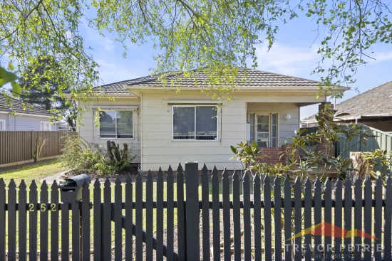 252 Forest St, Wendouree, Vic 3355 - For Rent