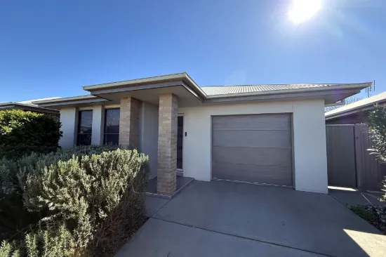 26B Magnolia Boulevard, Dubbo, NSW 2830