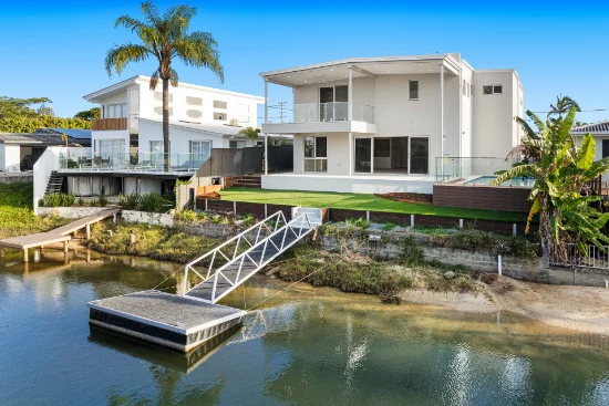 3 Carmel Court, Broadbeach Waters, Qld 4218 - For Rent