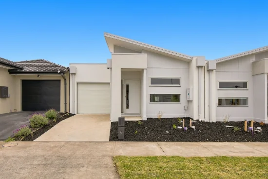 30 Birmingham Road, Cranbourne East VIC 3977 - For Rent
