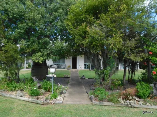 30 Deakin Crescent, Nanango, Qld 4615